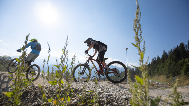 Zwei Mountainbiker fahren durch den Bikepark
