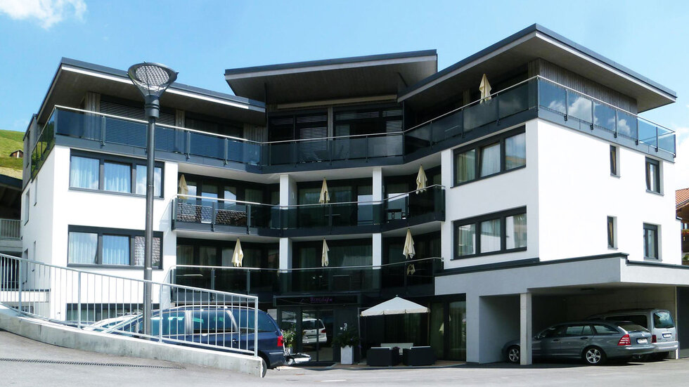 Außenansicht des Berglife Serfaus Gebäudes mit moderner Architektur