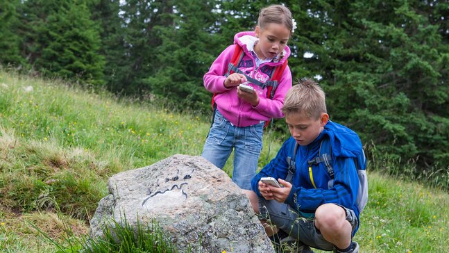 Kinder beim Geocaching im Bärenpark Serfaus