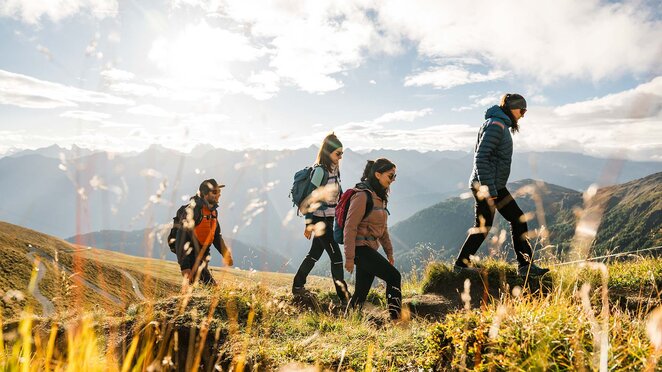 Familie wandert auf dem Murmeltiersteig