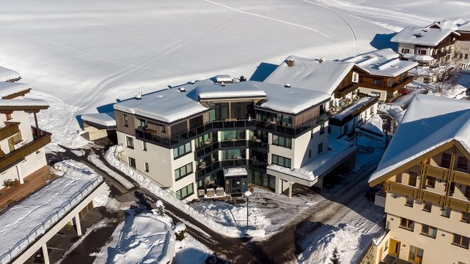 Luftaufnahme der Berglife Appartements im verschneiten Serfaus