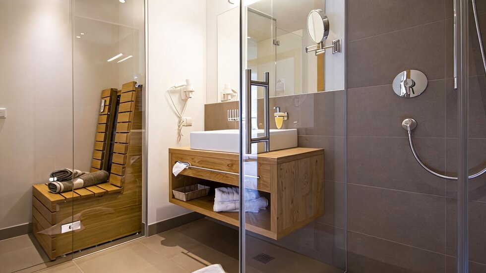 Badezimmer mit Dusche im Apartment 4