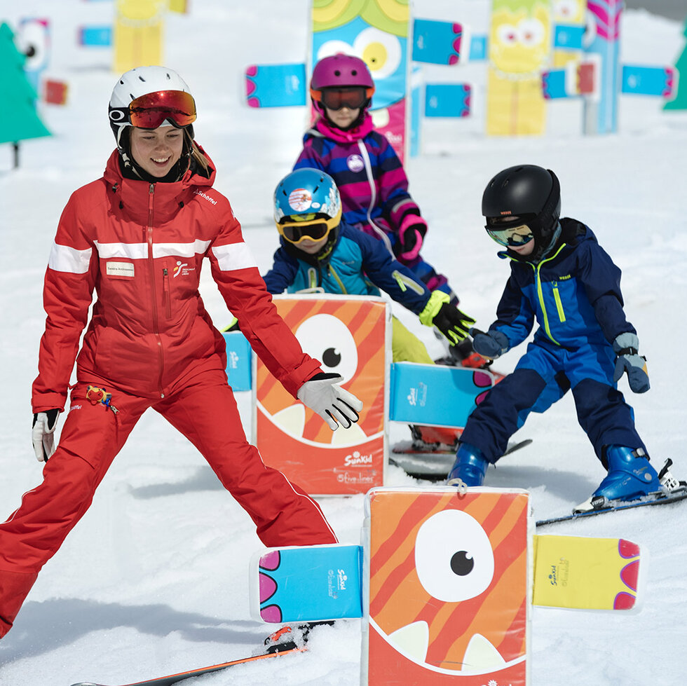 Kinder in Skikleidung im Bertas Kinderland der Skischule