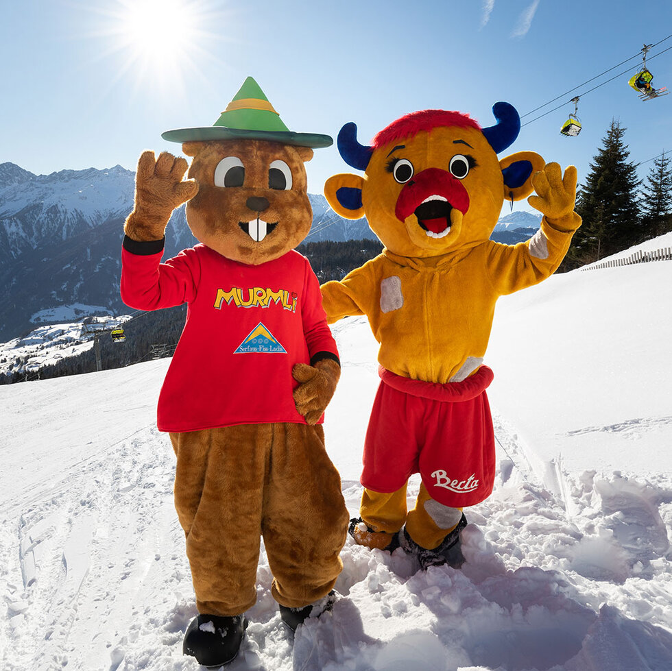 Maskottchen Murmli und Berta im Skigebiet